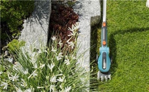 Akumulatorowe nożyce do przycinania brzegów trawnika Comfortcut Li 9858 zestaw z trzonkiem i kołami
