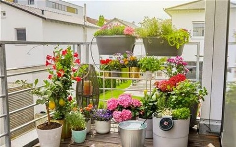 Zestaw na balkon AquaBloom 13300 zasilany energią słoneczną